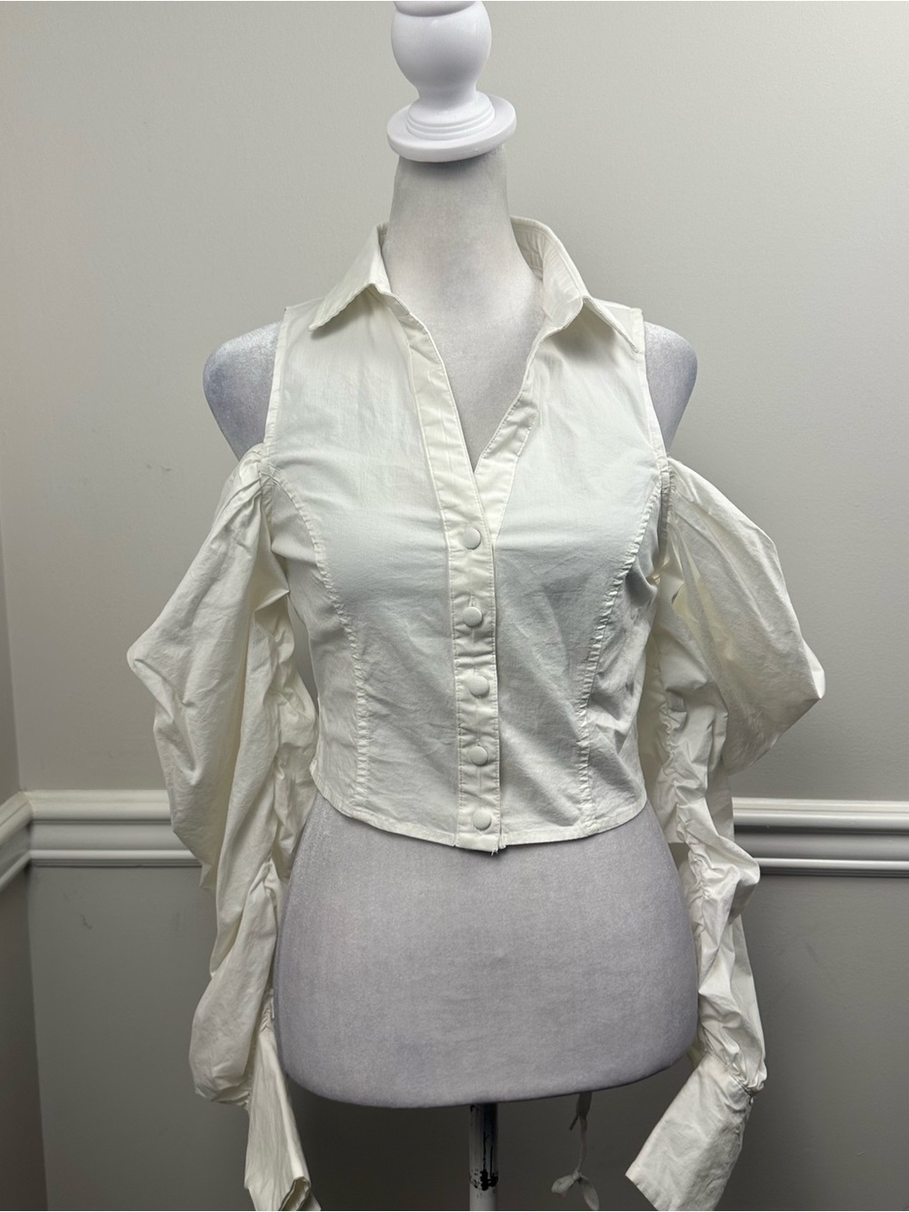 AKIRA White Cold-Shoulder Button-Down Crop Blouse Shirt S